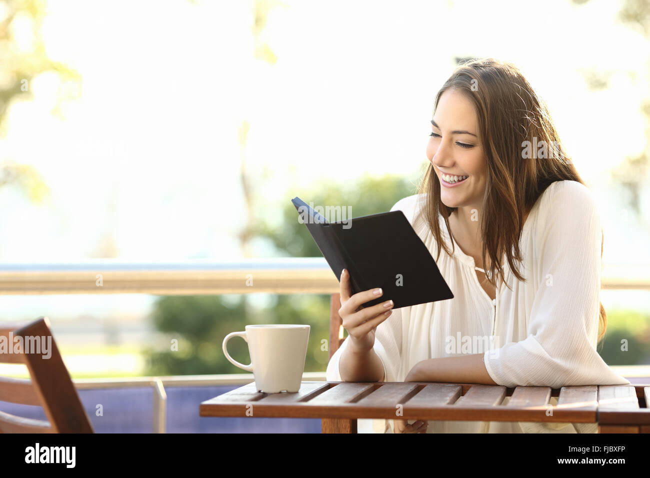 Frau entspannt ein Buch in ein Ebook-Reader in einer Bar oder zu Hause Stockfoto