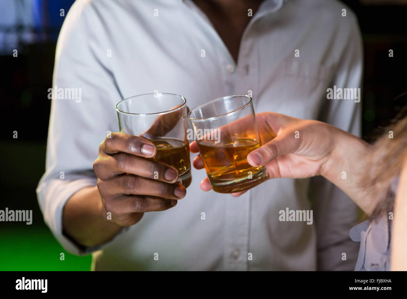Paar ihre Whisky Gläser Toasten Stockfoto