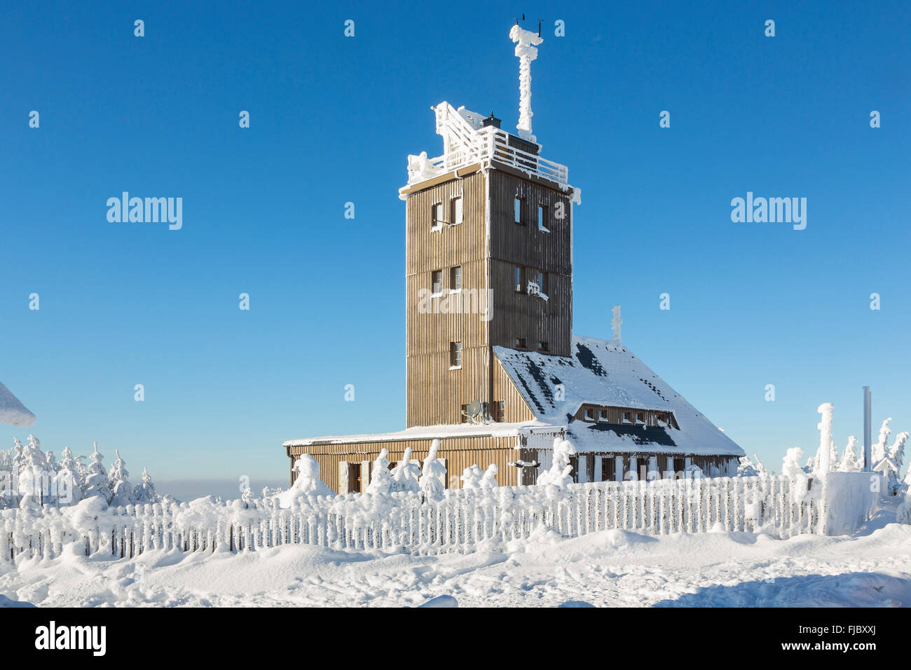 Wetterstation auf dem Gipfel des Fichtelberg mit Schnee im Winter,  Oberwiesenthal Health Resort, Erzgebirge, Sachsen, Deutschland  Stockfotografie - Alamy