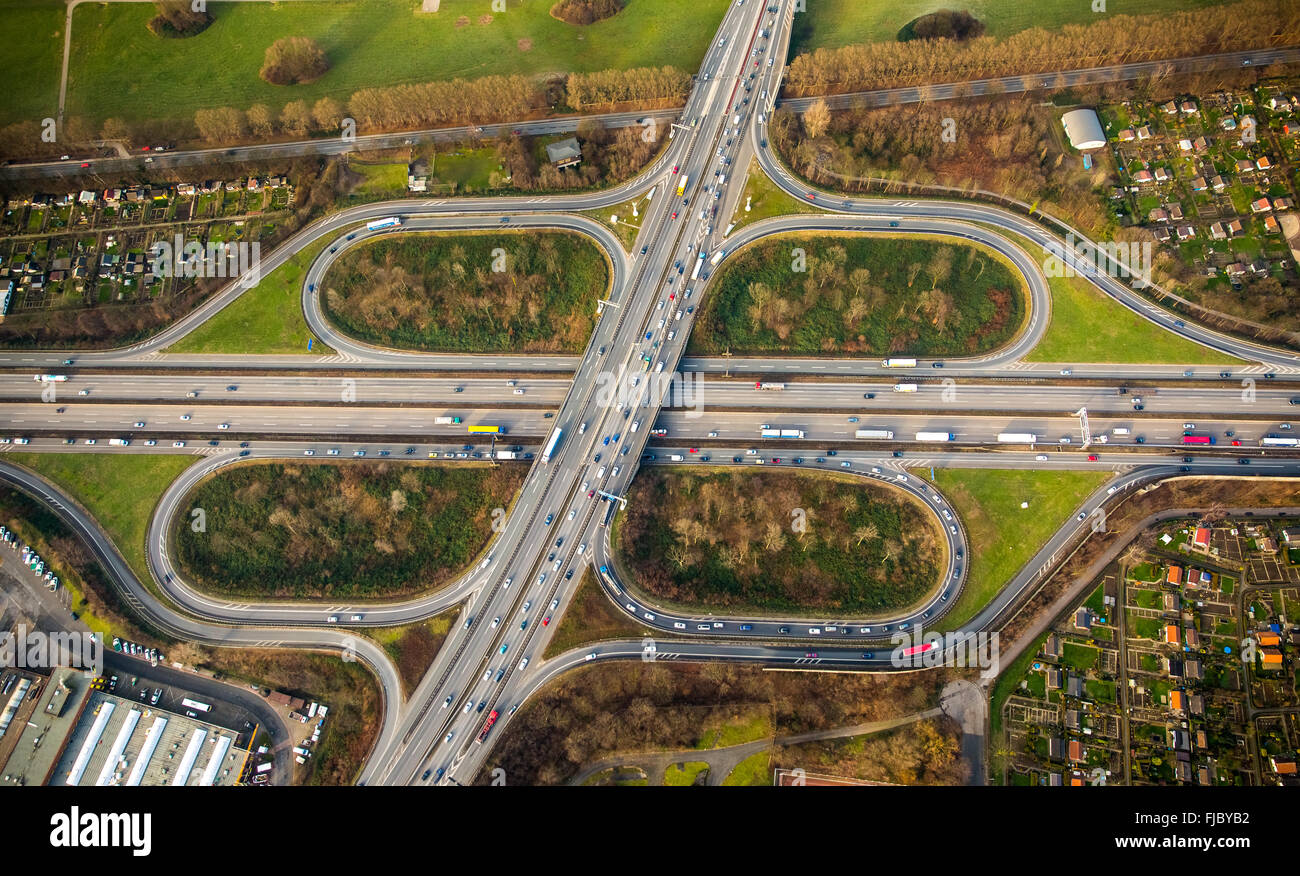 Autobahn Ausfahrt A40 und A59, Autobahnkreuz, Kleeblatt mit Bäumen, Duisburg, Ruhrgebiet, Nordrhein-Westfalen Stockfoto