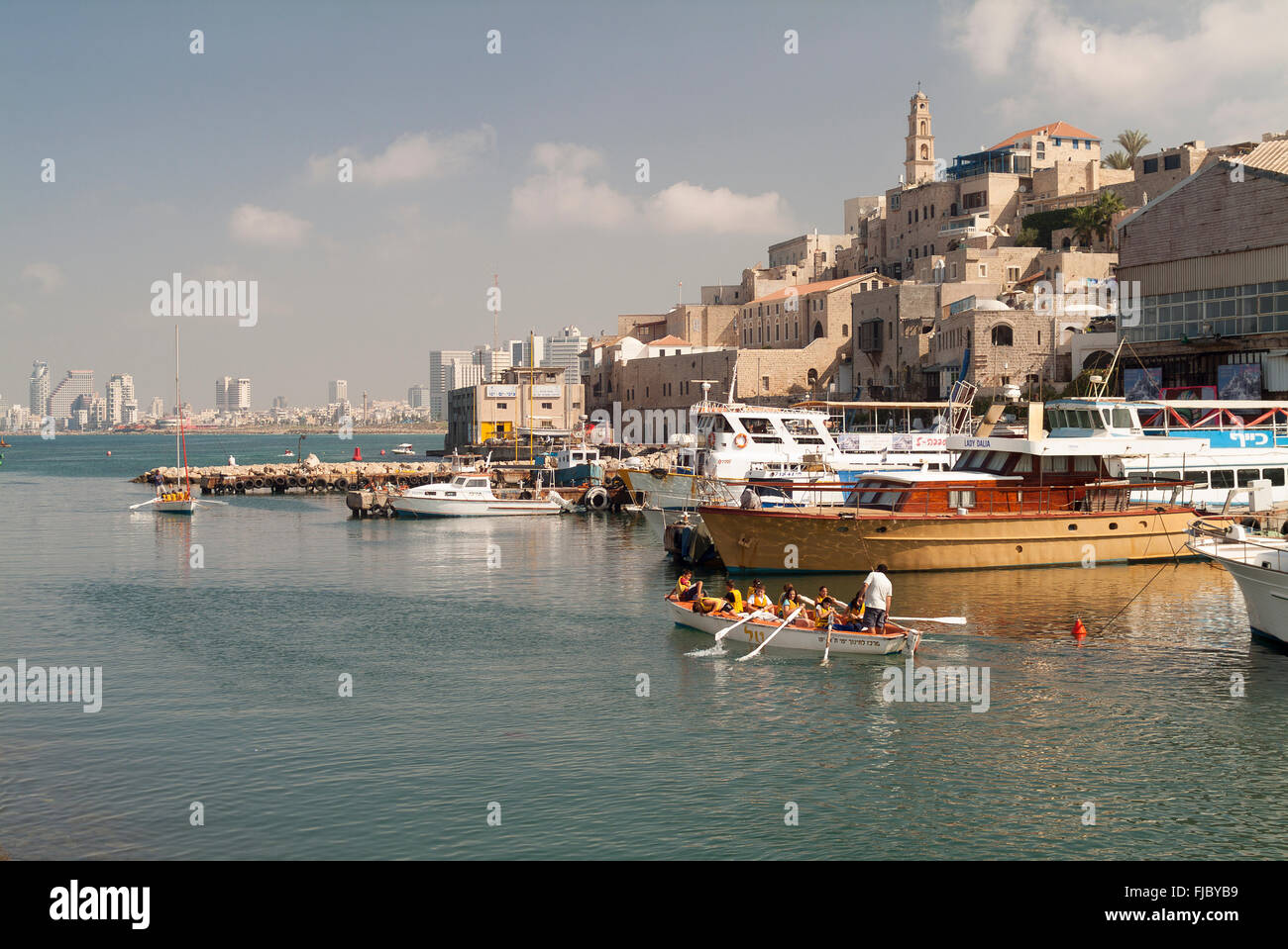Hafen und Altstadt von Jaffa, alte Hafenstadt, jetzt Teil von Tel Aviv, Skyline von Tel Aviv hinter, Tel Aviv, Israel Stockfoto