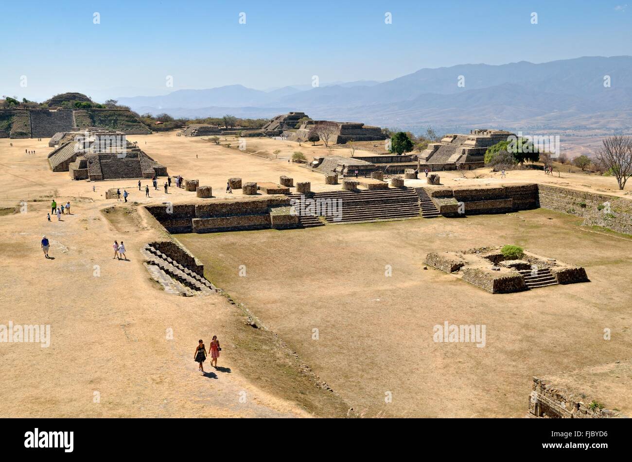 Mit Blick auf den Patio Hundido auf dem südwestlichen Teil der Ausgrabungsstätte Monte Alban in Oaxaca, Oaxaca, Mexiko Stockfoto