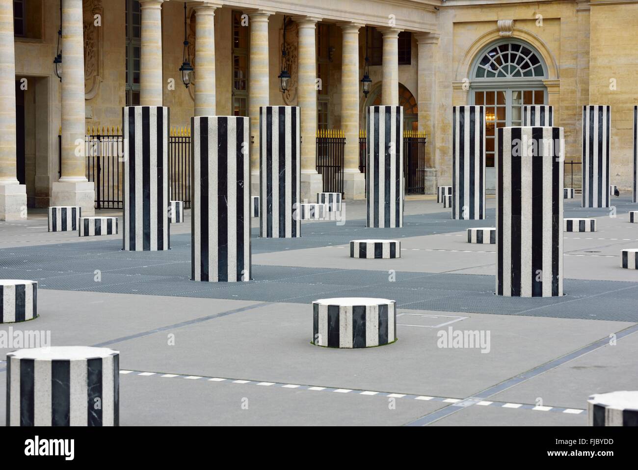 Kunstwerk, Les Deux Plateaux von Daniel Buren, schwarzen und weißen Polygone, Innenhof, Palais Royal, Paris, Île-de-France Stockfoto