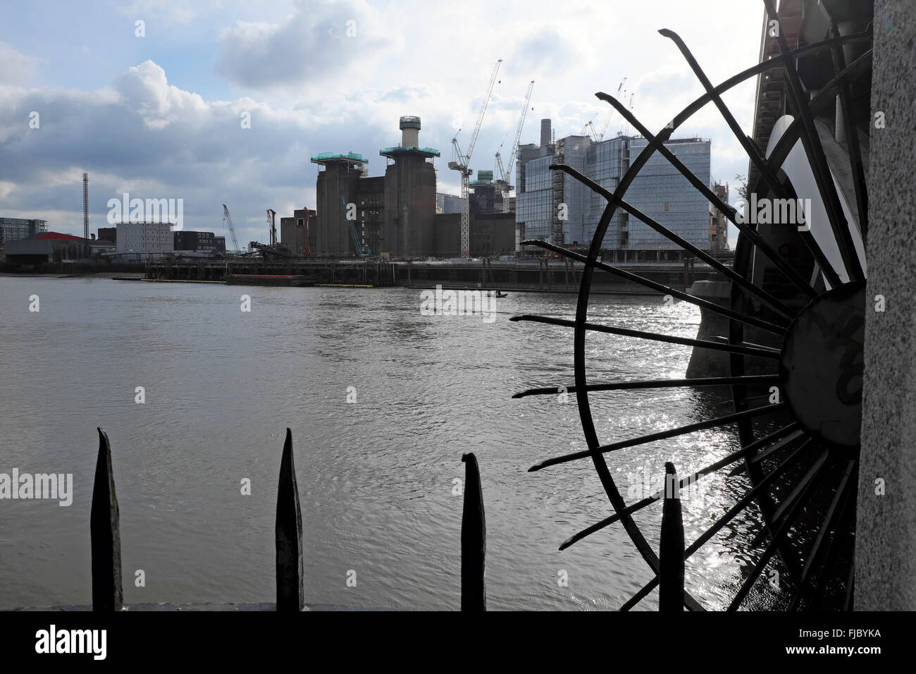Battersea Power Station und neue Wohnungen im Bau über den Fluss Themse in London UK KATHY DEWITT Stockfoto
