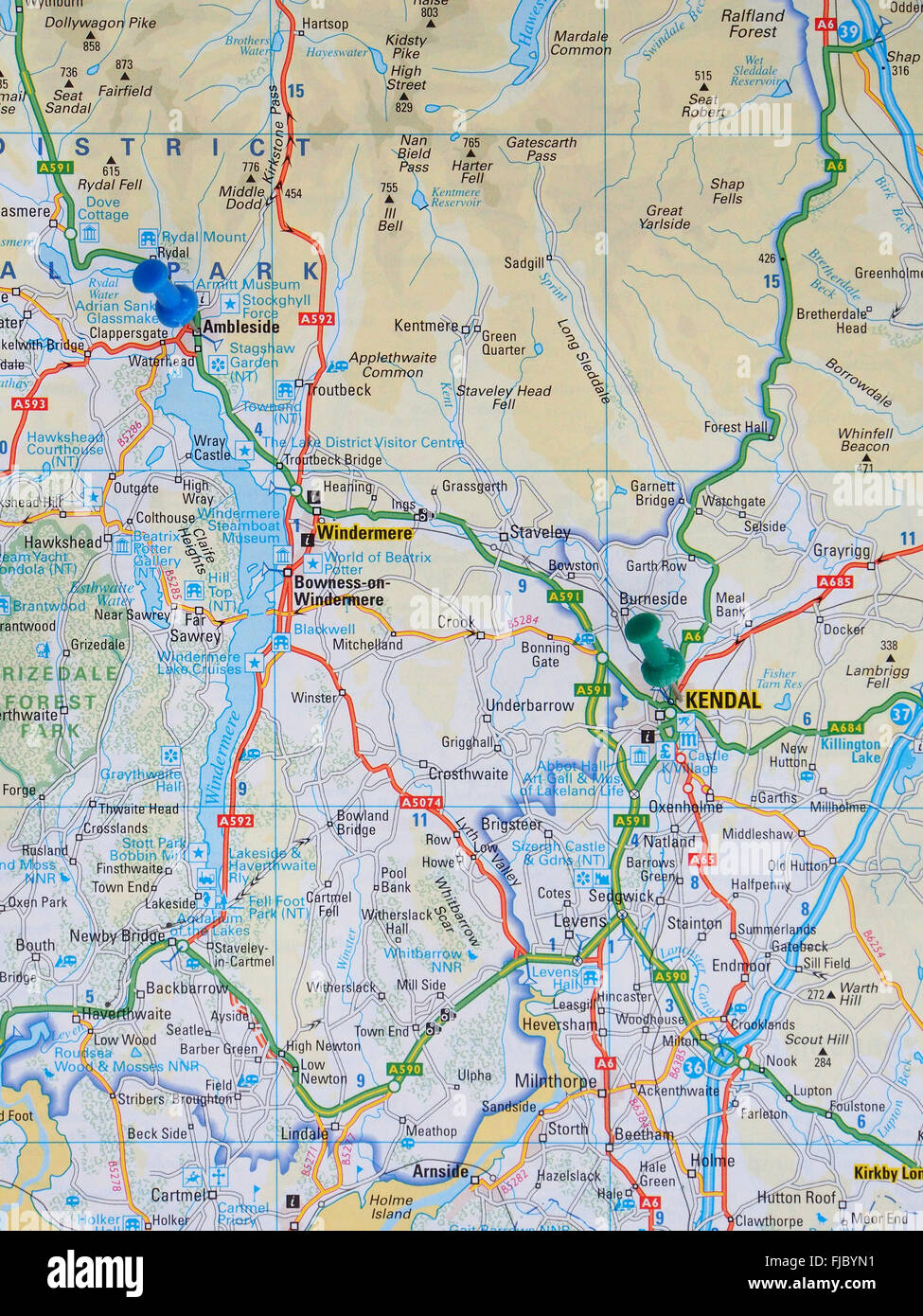 Fahrplan des Lake District Lake Windermere mit Karte Stifte unter Angabe der Position von Ambleside und Kendal zeigen. Stockfoto