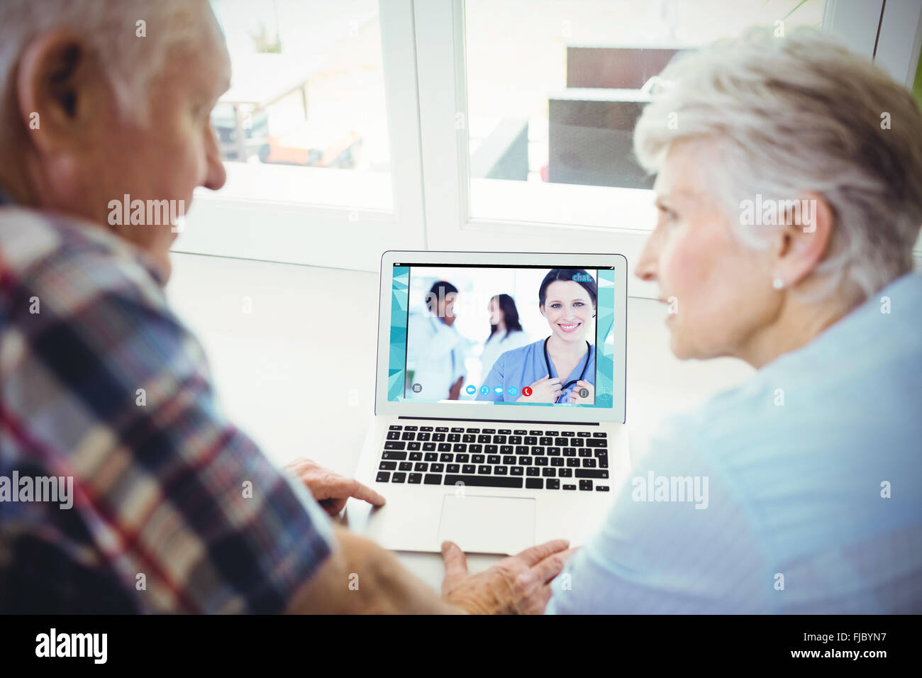 Zusammengesetztes Bild zuversichtlich Krankenschwester stehend zusammen mit ihrem Team im Hintergrund Stockfoto