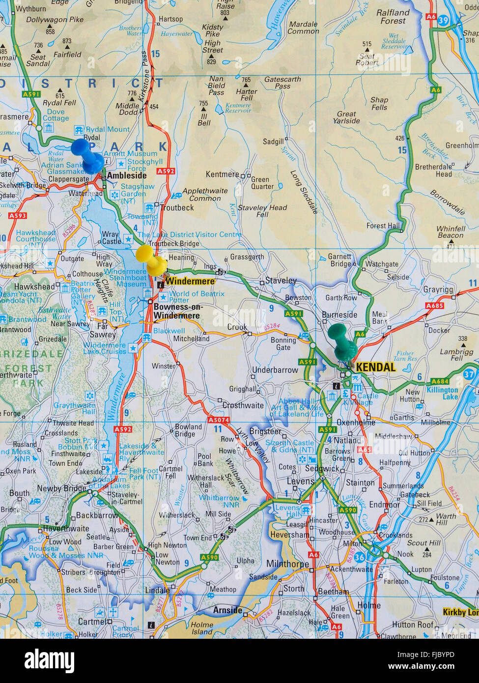 Fahrplan des Lake District Lake Windermere mit Karte Pins in den Städten von Ambleside, Windermere und Kendal zeigen. Stockfoto