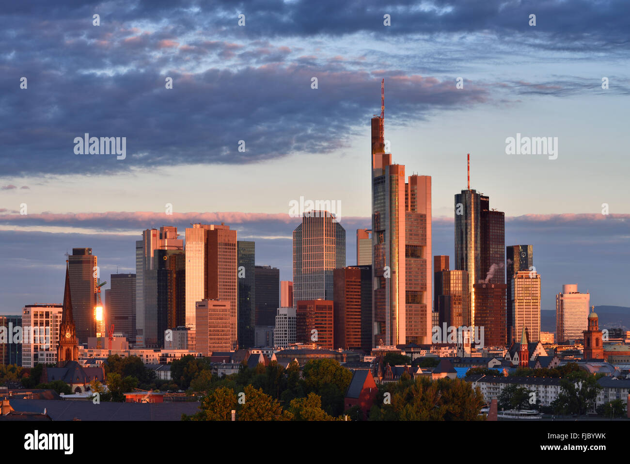 Skyline, Financial District bei Sonnenaufgang, TaunusTurm, Tower 185, Commerzbank, Messeturm, Helaba Hessische Landesbank, Deutsche Bank Stockfoto
