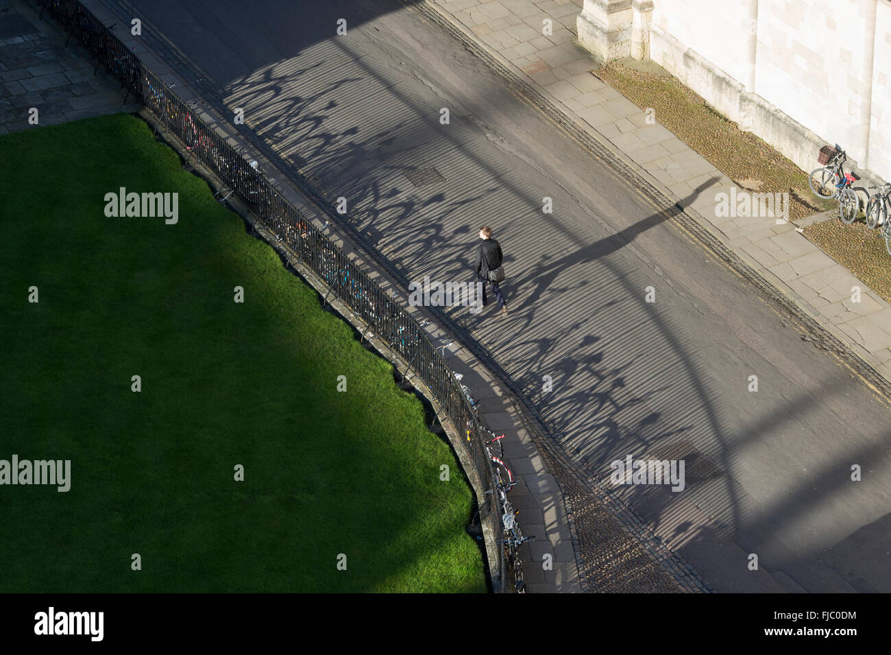Schatten der Universität Studenten Fahrräder angekettet an Geländer außerhalb Radcliffe Camera mit und ein Student zu Fuß. Oxford University Press; England Stockfoto