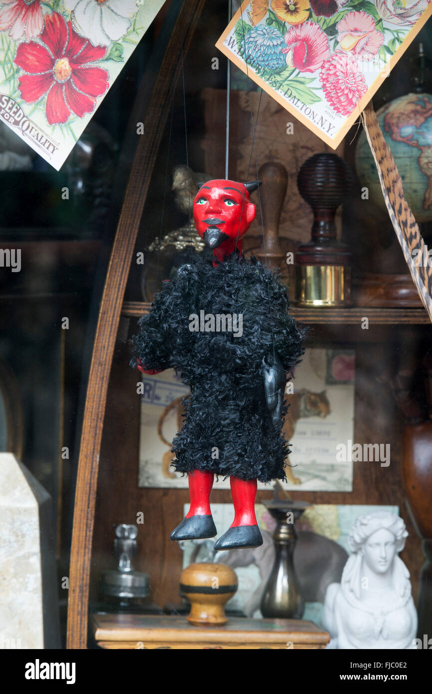 Teufel-Marionette im Schaufenster Scriptum, Turl Street, Oxford, England Stockfoto