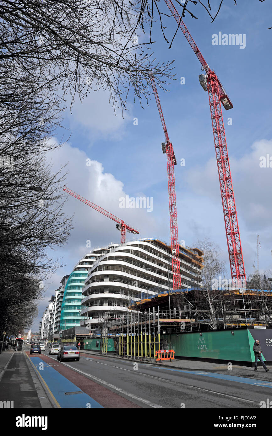 Krane und neue Mehrfamilienhäuser im Bau in der Nähe von Battersea Power Station in Queenstown Rd South London UK KATHY DEWITT Stockfoto