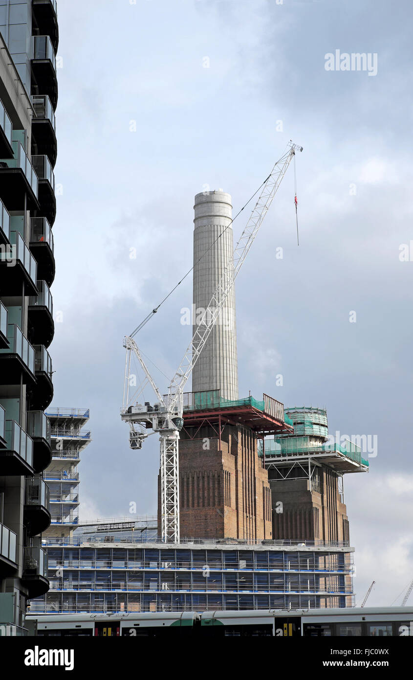 Blick auf einen einzigen Battersea Power Station Schornstein Krane Bau Bebauung Nine Elms London UK KATHY DEWITT Stockfoto