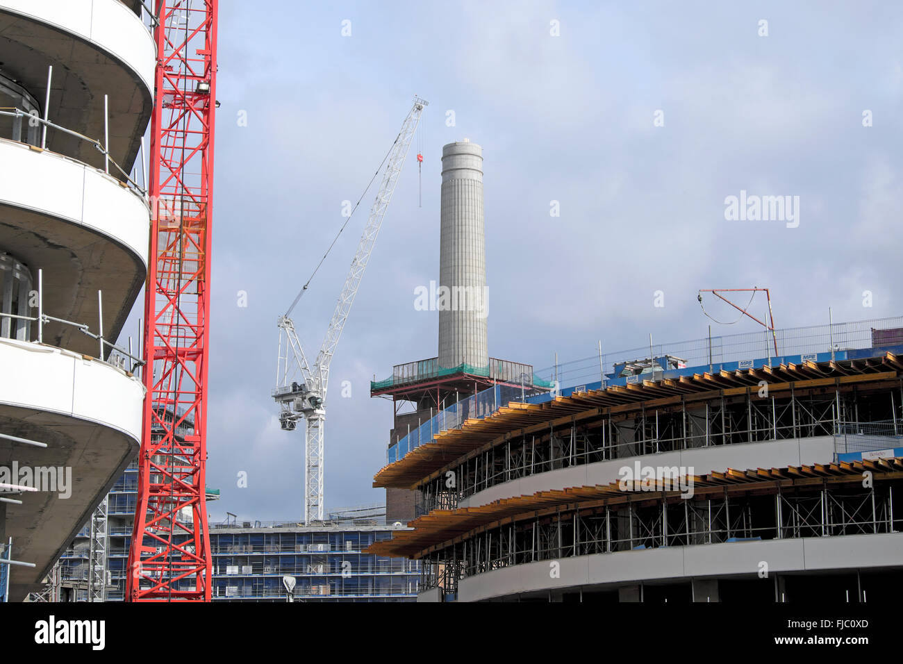 Blick auf einen einzigen Battersea Power Station Schornstein Krane Bau Bebauung Nine Elms London UK KATHY DEWITT Stockfoto