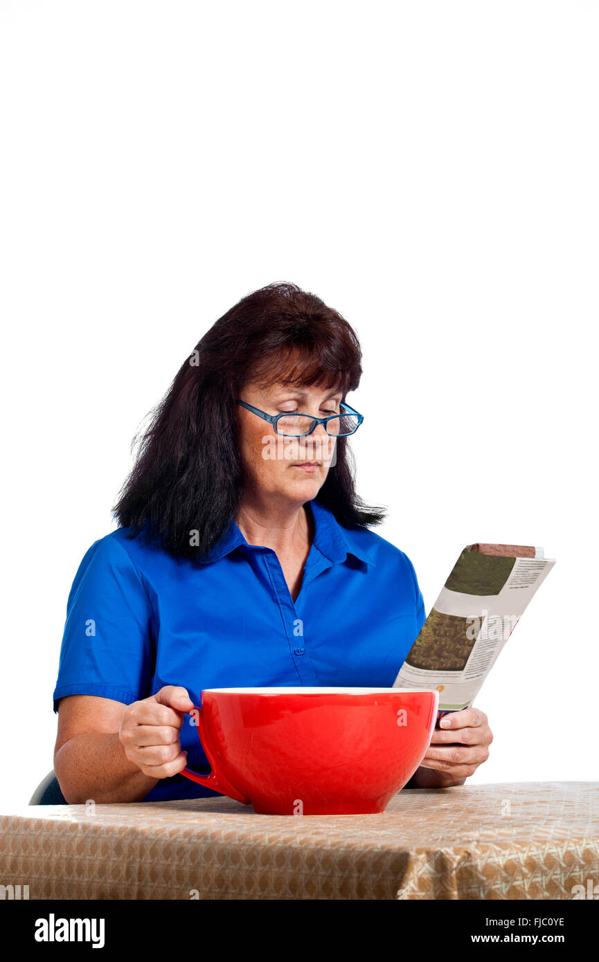 Geschäftsfrau mit Zeitung und riesige Tasse Kaffee Stockfoto