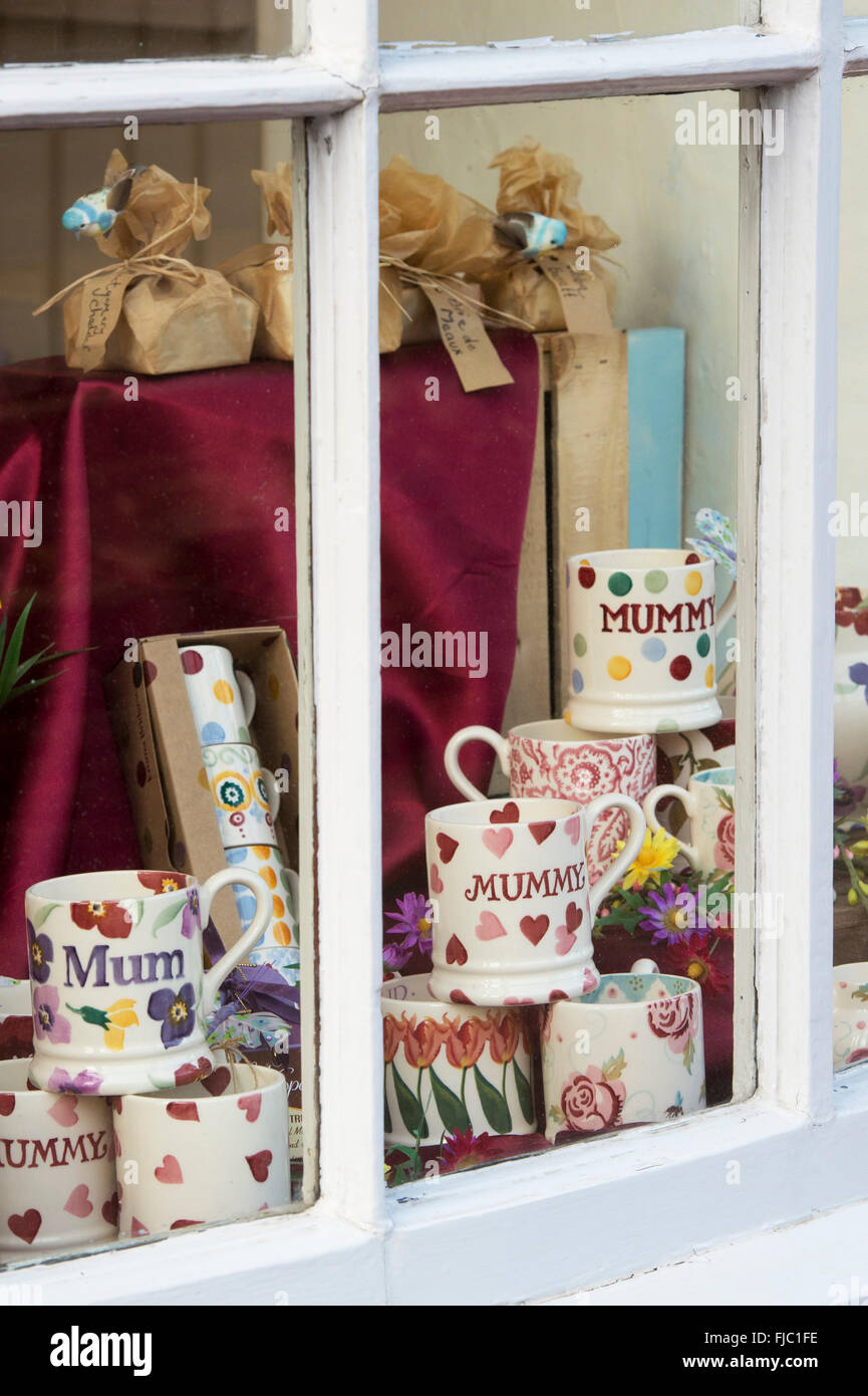 Mütter Tag Mütter Becher in einem Schaufenster. Chipping Norton, Oxfordshire, England Stockfoto