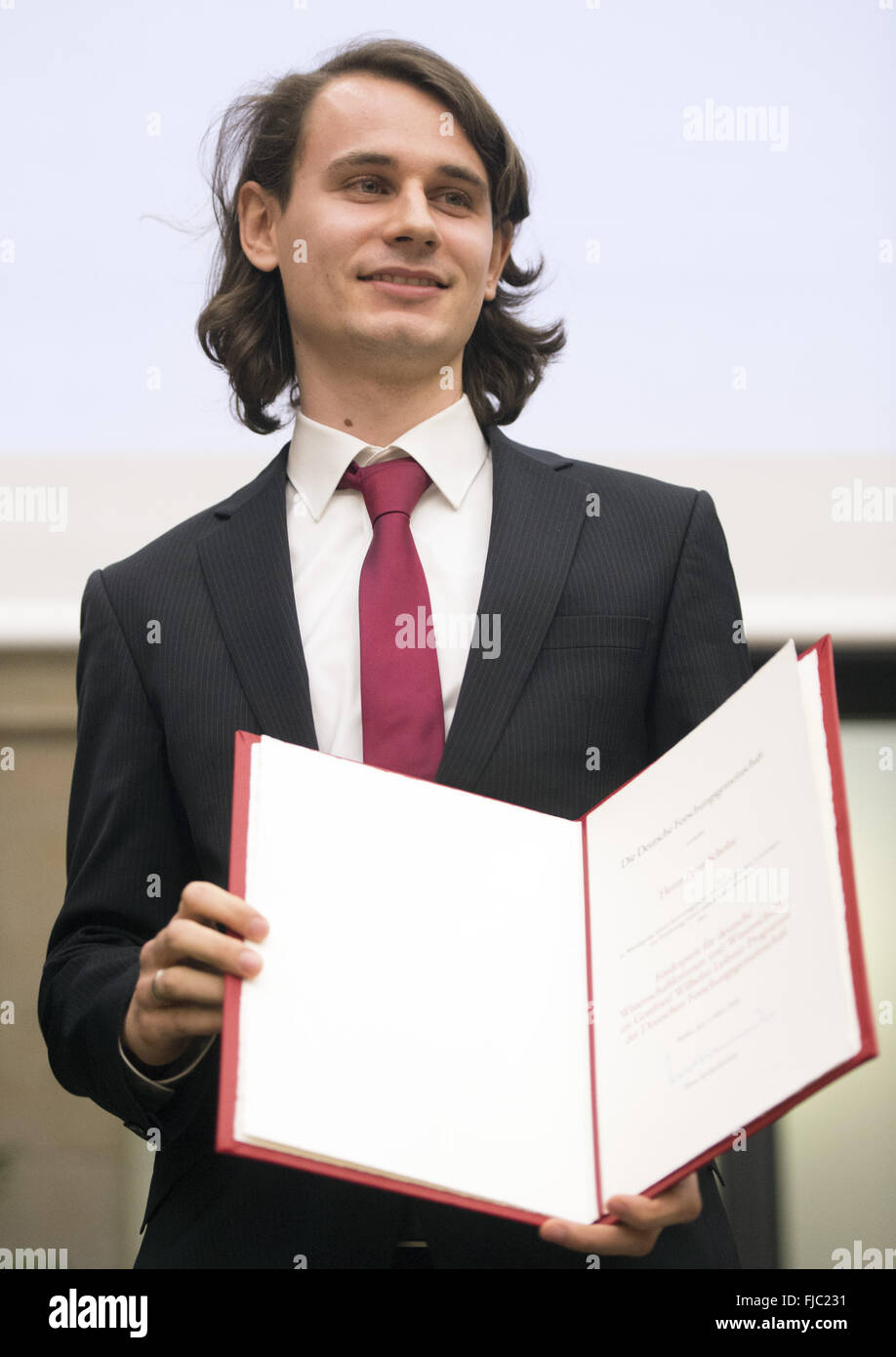 Peter Scholze, der das mathematische Institut der Rheinischen Friedrich-Wilhelms-Universität Bonn, freut sich über seine Auszeichnung, während der Gottfried-Wilhelm-Leibniz-Preis-Preisverleihung in Berlin, Deutschland, 1. März 2016. FOTO: SOEREN STACHE/DPA Stockfoto