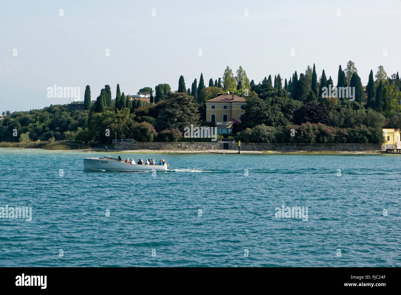 Villa am See, Sirmione, Gardasee, Lombardei, Italien | Lakeside Villa, Sirmione, Gardasee, Lombardei, Italien Halbinsel Stockfoto