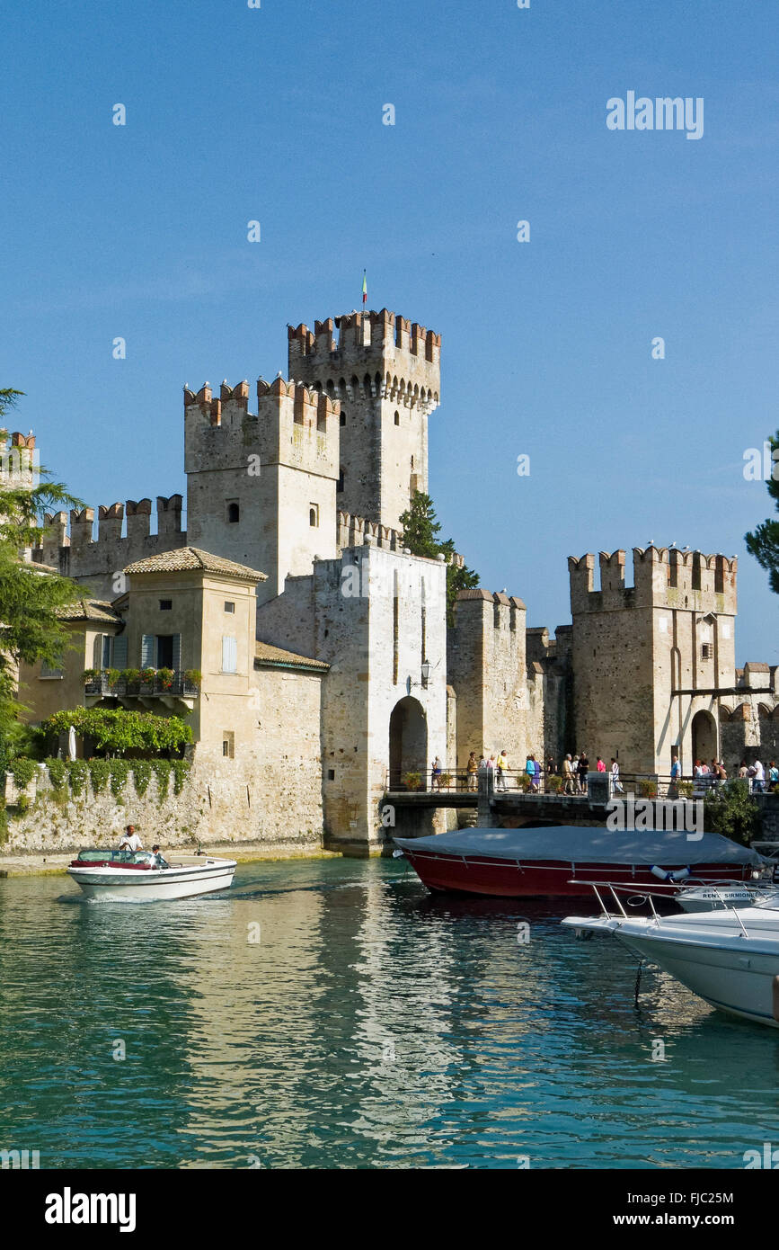 Hafen und Castello Scaligero, Sirmione, Gardasee, Lombardei, Italien Stockfoto