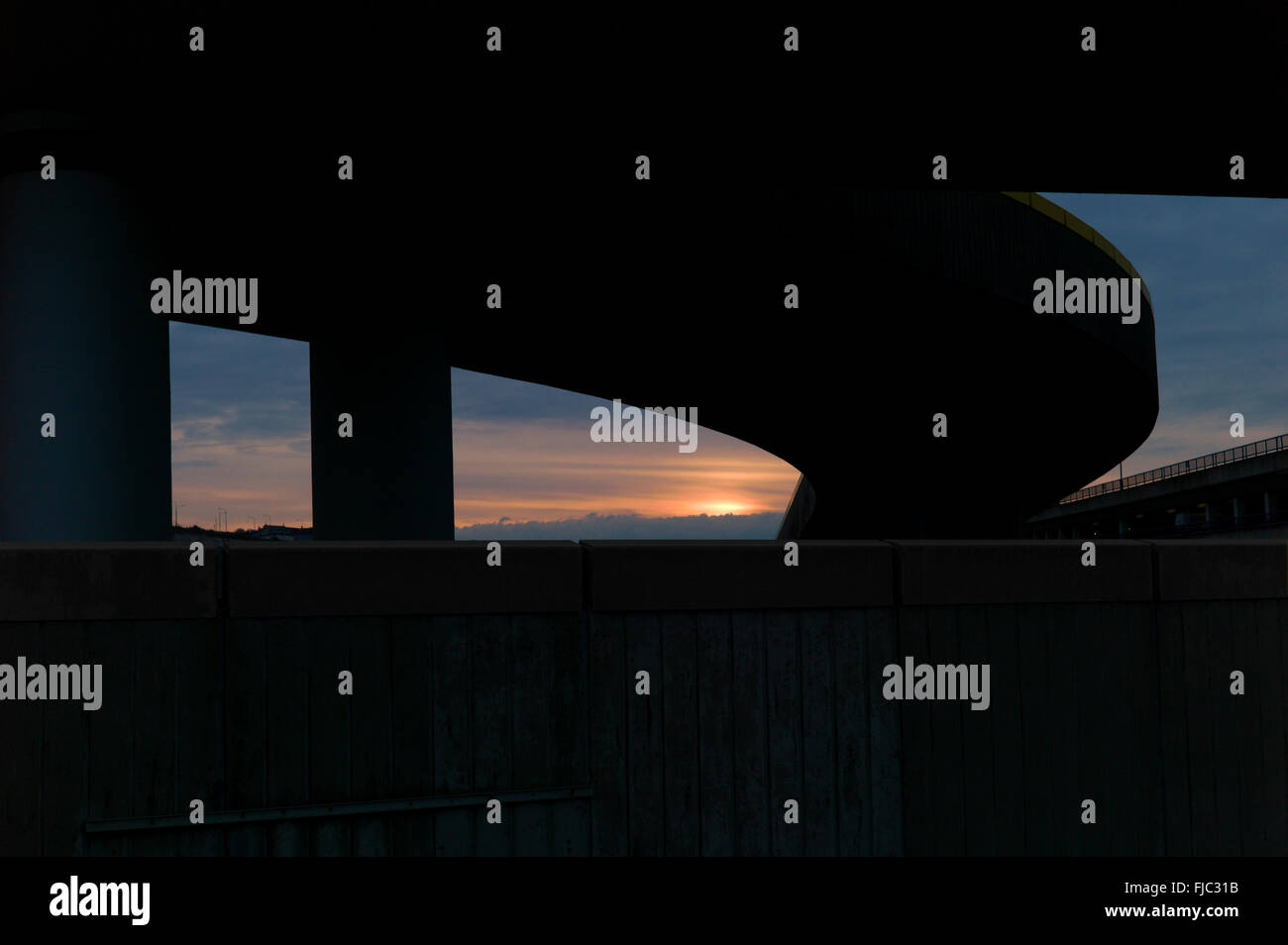 Überführung in der Silhouette gegen Morgensonne Stockfoto