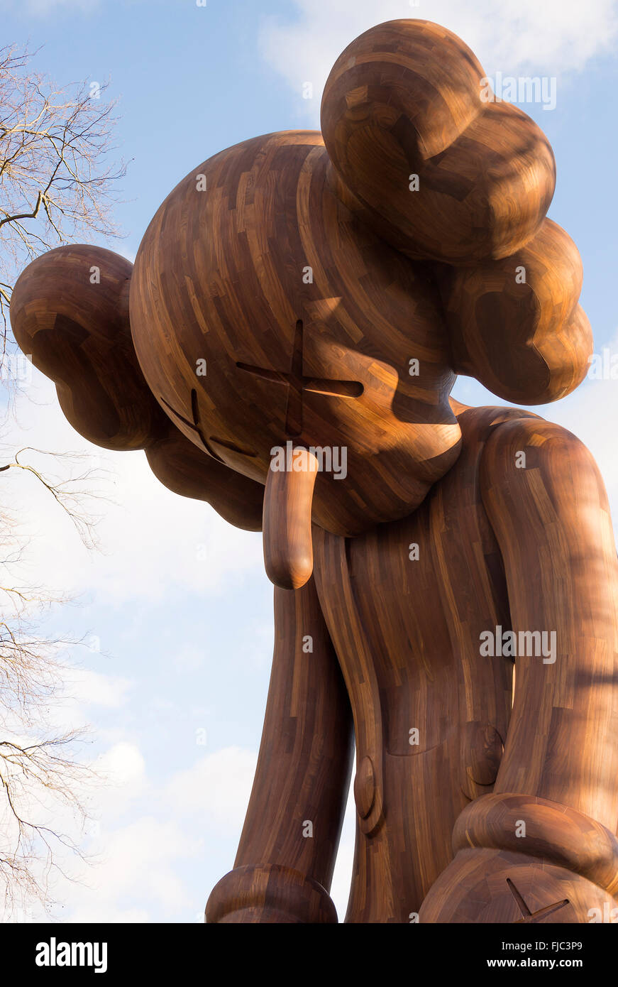 Die hölzernen Cartoon Skulptur kleine Lüge zeichnet sich bei Yorkshire Sculpture Park West Bretton Yorkshire England Großbritannien Stockfoto