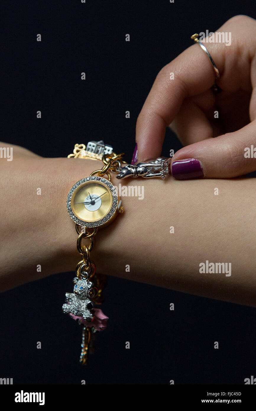 London, UK. 26. Februar 2016. Elvis-Uhr. Immobilien aus dem alten Pfarrhaus, Edensor und einschließlich Eigenschaft von Chatsworth, Deborah, Duchess of Devonshire, der letzte der Mitford Schwestern angehören geht auf Verkauf bei Sotheby's London am 2. März 2016. Stockfoto London, UK. 26. Februar 2016. Elvis-Uhr. Immobilien aus dem alten Pfarrhaus, Edensor und einschließlich Eigenschaft von Chatsworth, Deborah, Duchess of Devonshire, der letzte der Mitford Schwestern angehören geht auf Verkauf bei Sotheby's London am 2. März 2016. Stockfoto