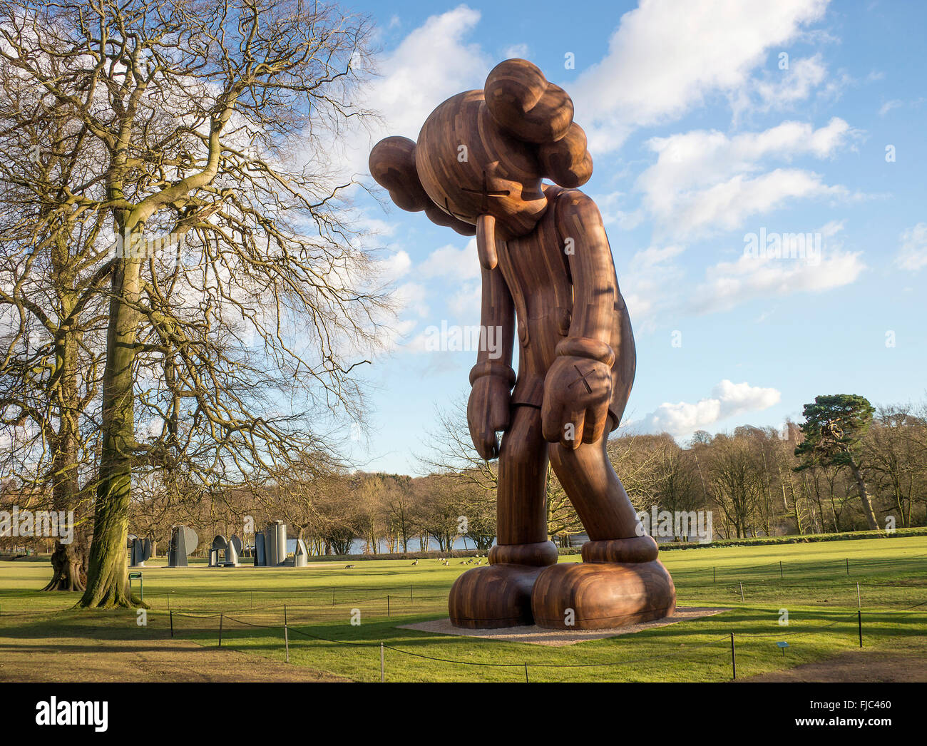 Die hölzernen Cartoon Skulptur kleine Lüge zeichnet sich bei Yorkshire Sculpture Park West Bretton Yorkshire England Großbritannien Stockfoto