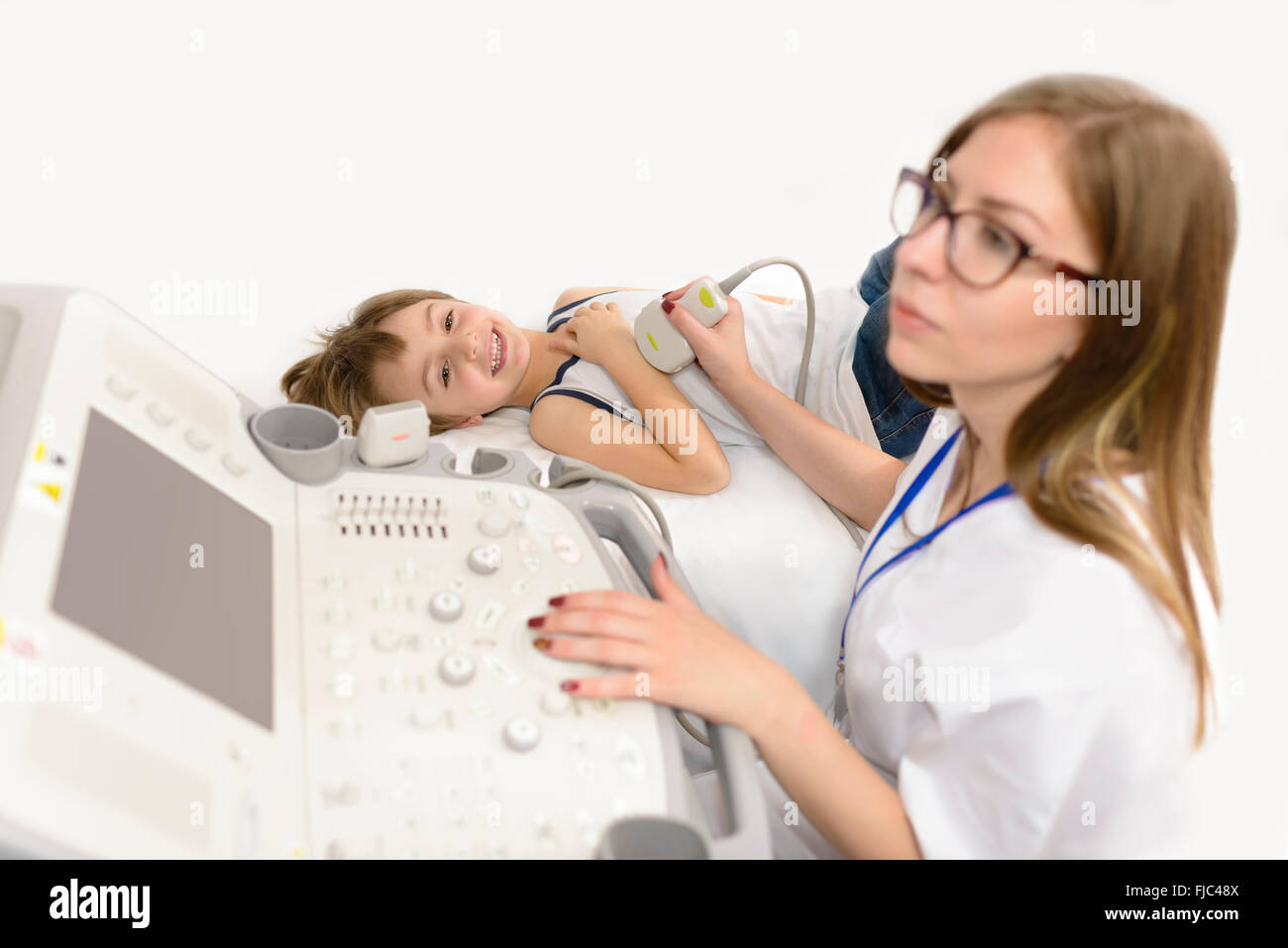 Süße junge diagnostiziert bei Ultraschall-Gerät in einem Krankenhaus Stockfoto