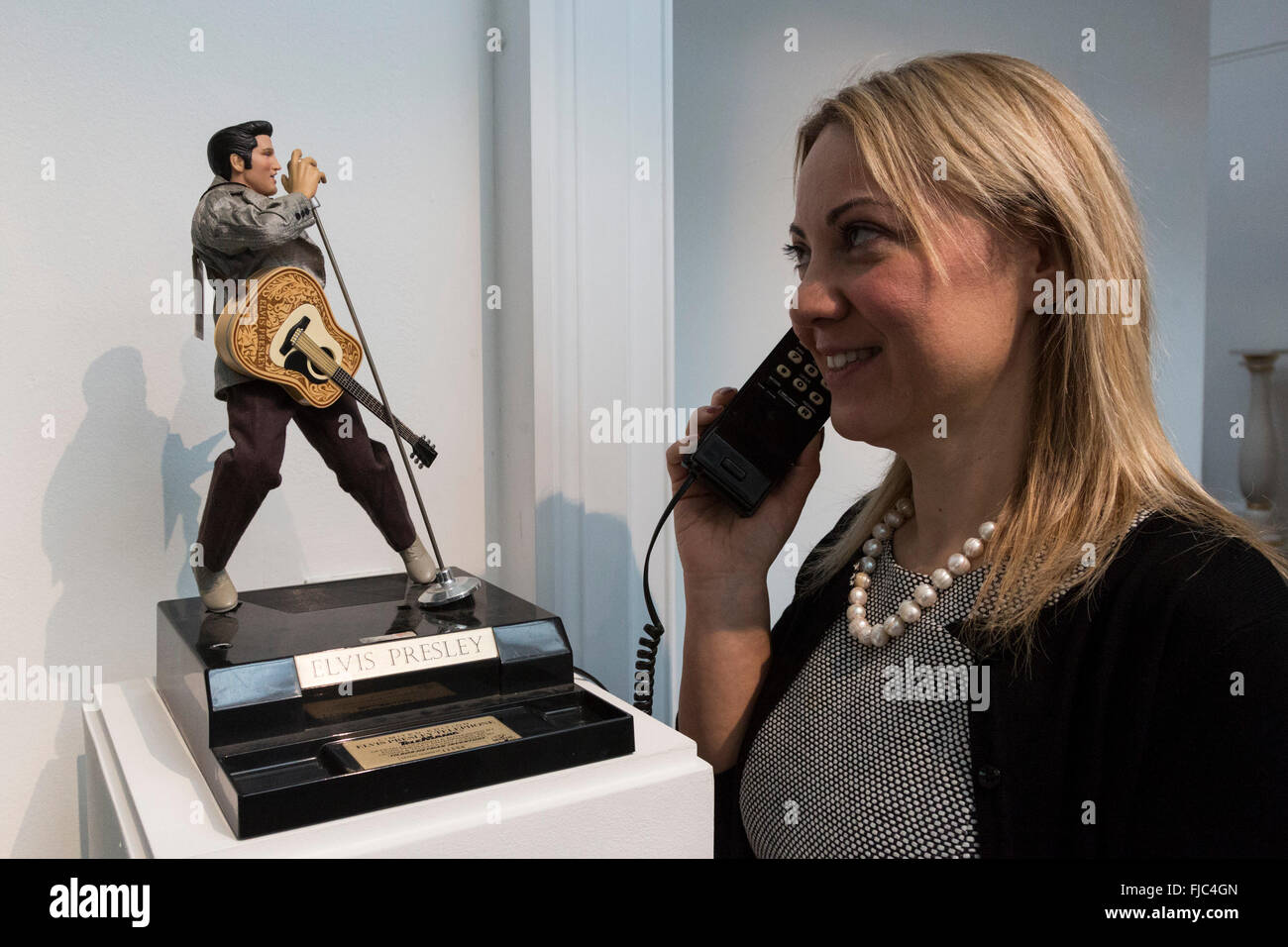 London, UK. 26. Februar 2016. Elvis-Telefon. Immobilien aus dem alten Pfarrhaus, Edensor und einschließlich Eigenschaft von Chatsworth, Deborah, Duchess of Devonshire, der letzte der Mitford Schwestern angehören geht auf Verkauf bei Sotheby's London am 2. März 2016. Stockfoto