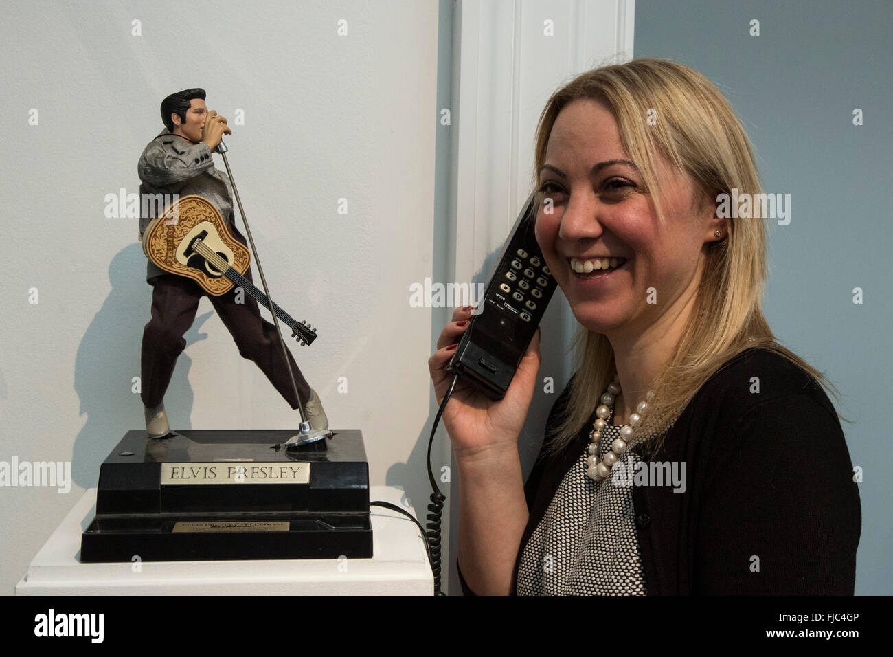 London, UK. 26. Februar 2016. Elvis-Telefon. Immobilien aus dem alten Pfarrhaus, Edensor und einschließlich Eigenschaft von Chatsworth, Deborah, Duchess of Devonshire, der letzte der Mitford Schwestern angehören geht auf Verkauf bei Sotheby's London am 2. März 2016. Stockfoto London, UK. 26. Februar 2016. Elvis-Telefon. Immobilien aus dem alten Pfarrhaus, Edensor und einschließlich Eigenschaft von Chatsworth, Deborah, Duchess of Devonshire, der letzte der Mitford Schwestern angehören geht auf Verkauf bei Sotheby's London am 2. März 2016. Stockfoto