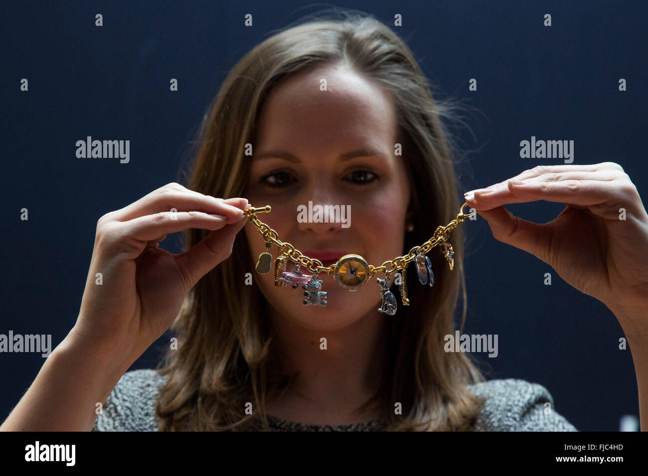 London, UK. 26. Februar 2016. Elvis-Uhr. Immobilien aus dem alten Pfarrhaus, Edensor und einschließlich Eigenschaft von Chatsworth, Deborah, Duchess of Devonshire, der letzte der Mitford Schwestern angehören geht auf Verkauf bei Sotheby's London am 2. März 2016. Stockfoto London, UK. 26. Februar 2016. Elvis-Uhr. Immobilien aus dem alten Pfarrhaus, Edensor und einschließlich Eigenschaft von Chatsworth, Deborah, Duchess of Devonshire, der letzte der Mitford Schwestern angehören geht auf Verkauf bei Sotheby's London am 2. März 2016. Stockfoto