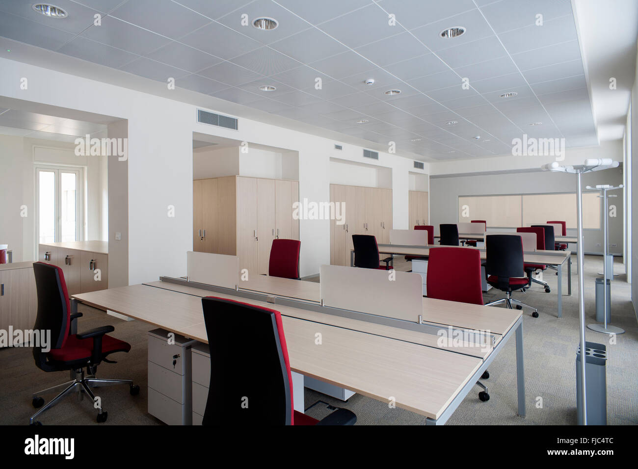 Leere Arbeitsplätze in einem Bürogebäude Stockfoto