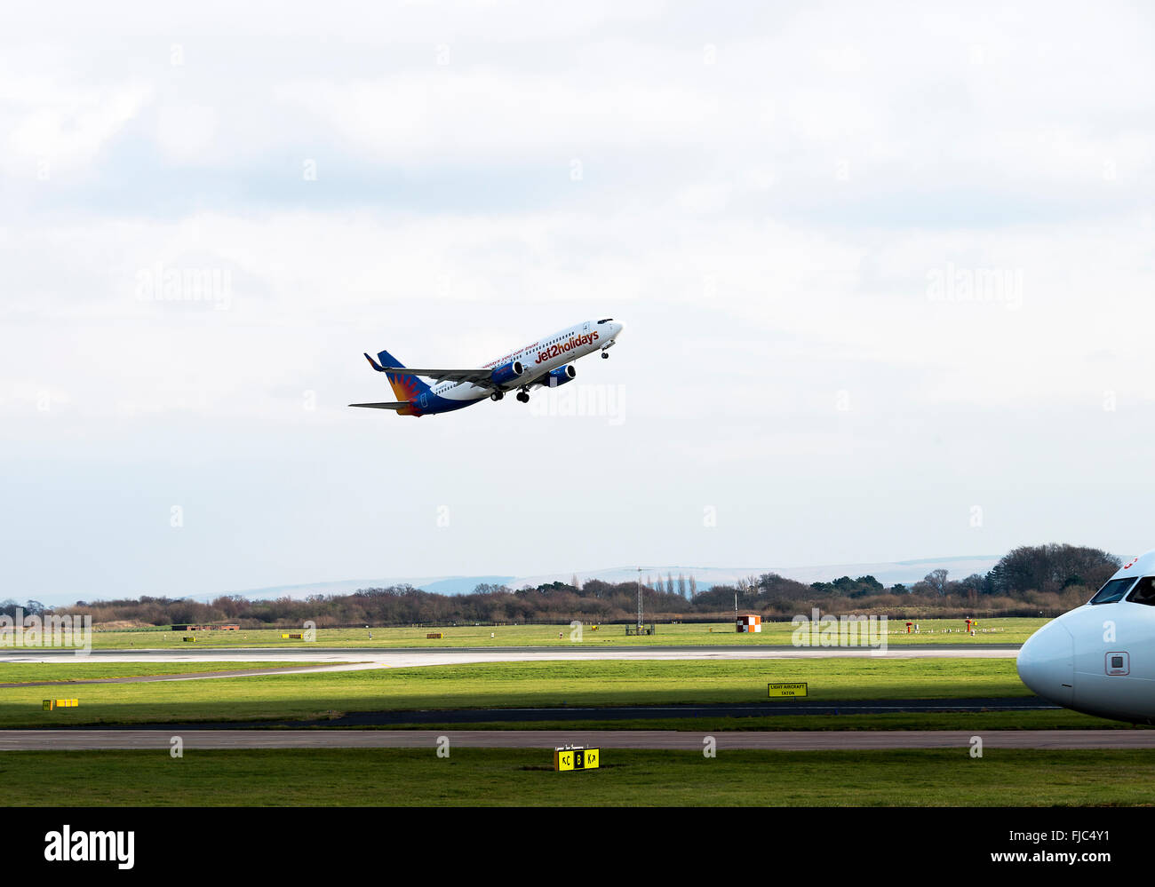 Jet2 Airlines Boeing 737-86Q NG Verkehrsflugzeug G-GDFZ dem Start vom Flughafen Manchester England Vereinigtes Königreich UK Stockfoto