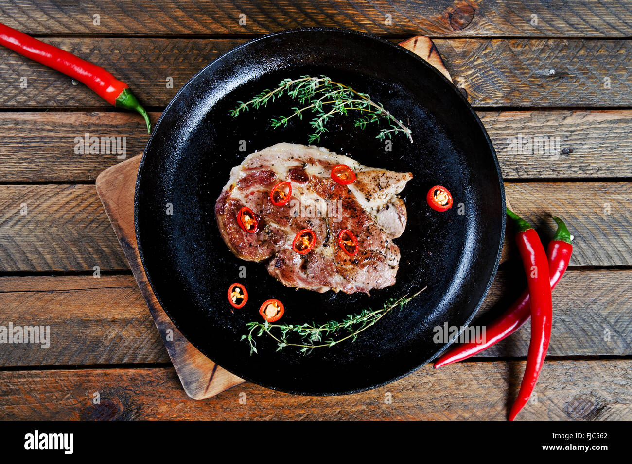 Steak mit Thymian und Chili kochen. Stockfoto
