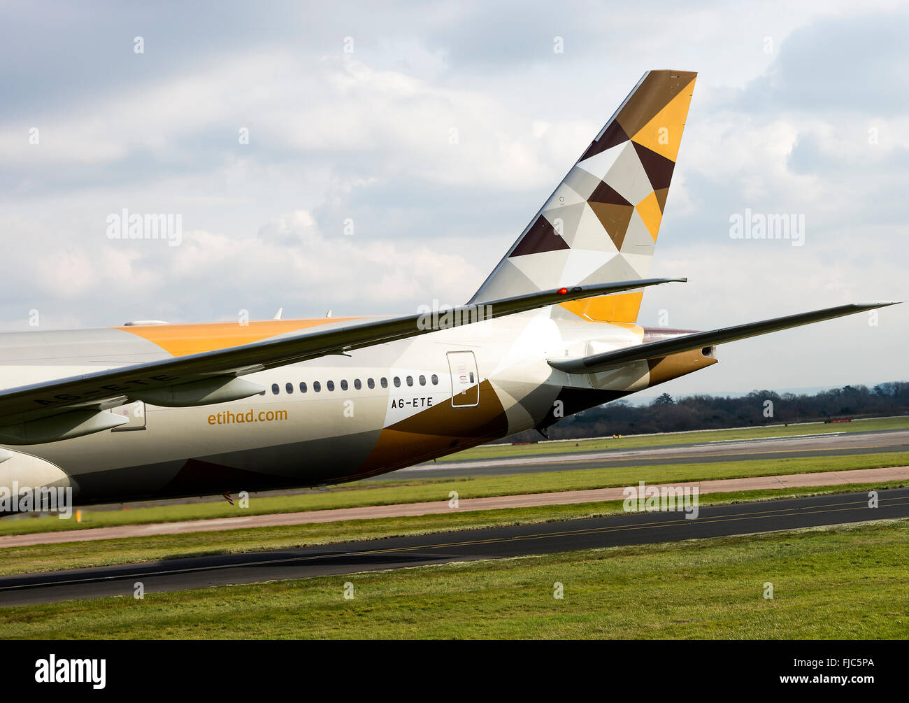 Etihad Airways Boeing 777-3FXER A6-ETE Airliner bei der Ankunft am internationalen Flughafen Manchester England Vereinigtes Königreich UK Stockfoto