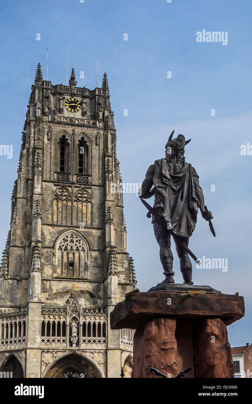 Statue von Ambiorix auf dem großen Markt und die Basilika Tongeren