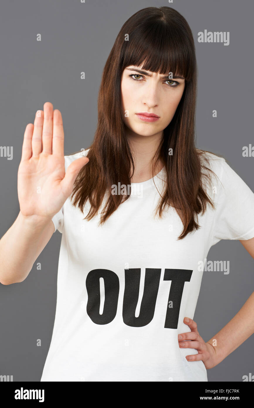 Junge Frau Unterstützer tragen ausgedruckt mit Slogan-T-Shirt Stockfoto