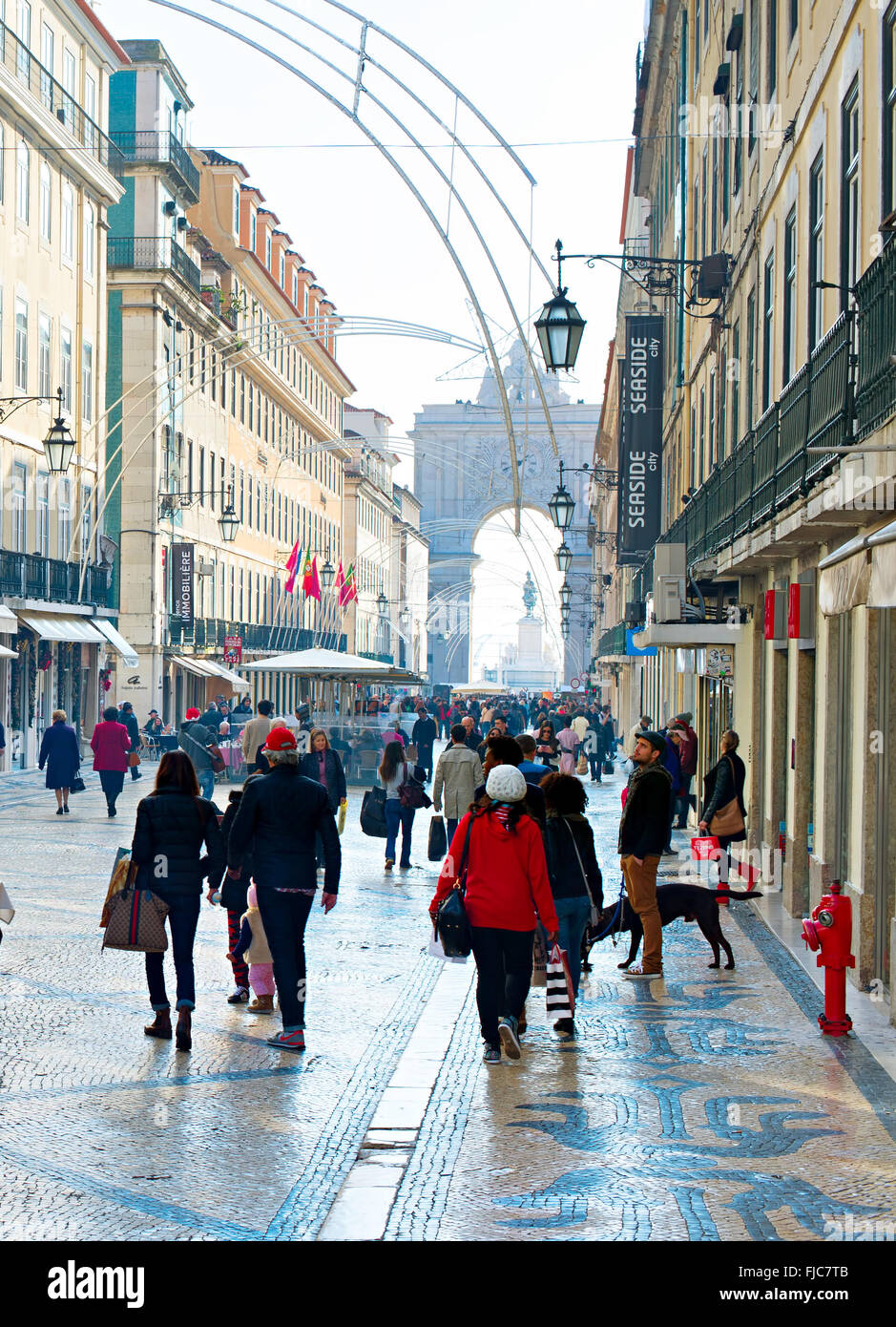 Personen im Augusta-Straße in den Tag.  Augusta-Straße mit dem Triumphbogen - ist der berühmte Stockfoto