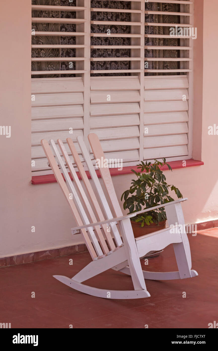 Traditioneller Schaukelstuhl auf der Veranda in Vinales, Pinar del Rio Provinz, Kuba, Westindien, Karibik, Mittelamerika im März Stockfoto