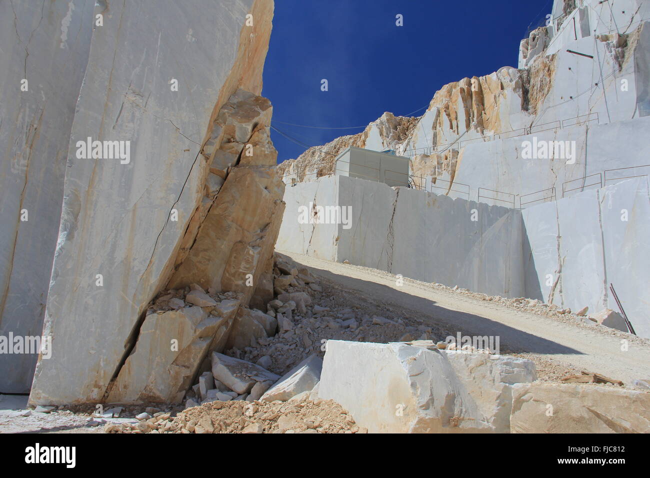 Marmor-Steinbruch mit Rampe, Carrara, Italien Stockfoto