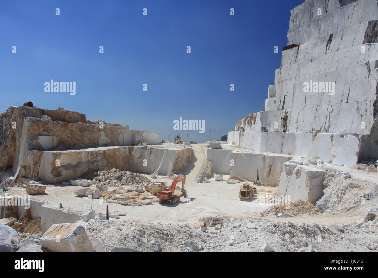 Marmor-Steinbruch mit Maschinen, Carrara, Italien. Stockfoto