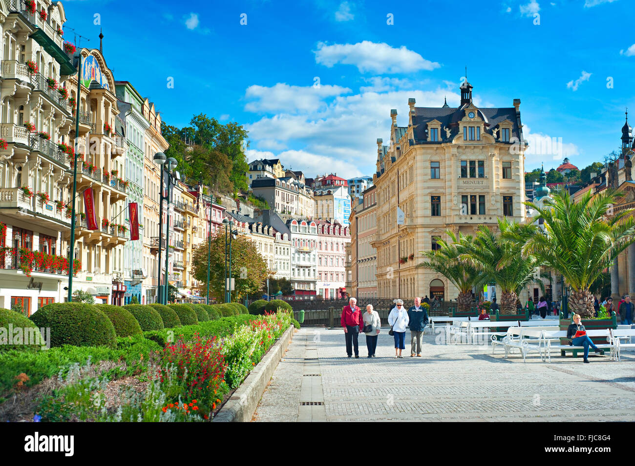 Menschen zu Fuß entlang Thermalquellen Kolonnade in Karlovy Vary/Karlsbad. Stockfoto