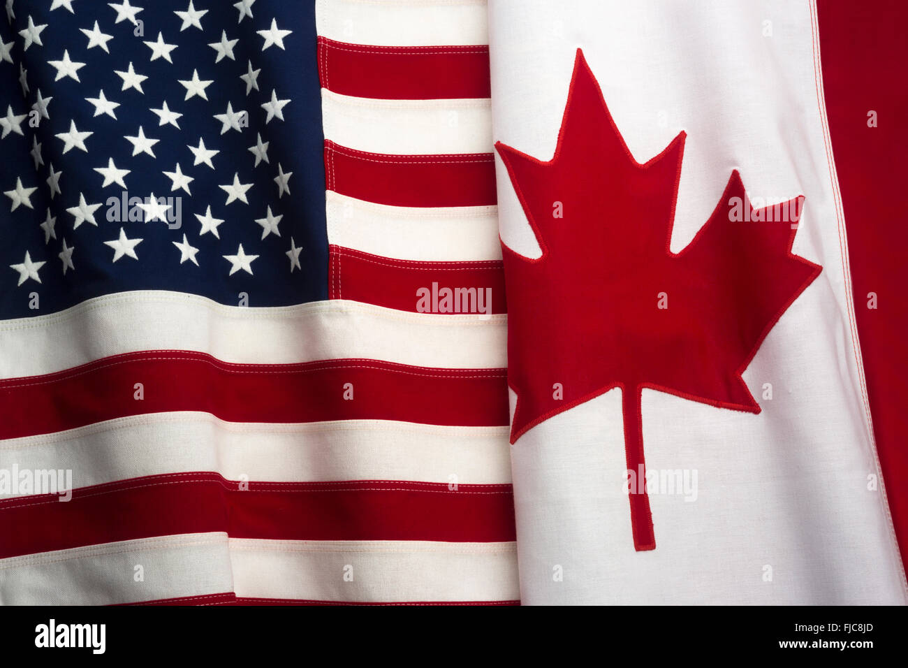 FLAGGEN DER VEREINIGTEN STAATEN VON AMERIKA UND KANADA AUS GENÄHTEM SCHWEREN BAUMWOLLBÄHNCHEN Stockfoto