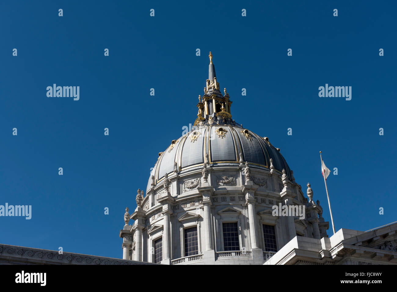Die zentrale Kuppel auf die Stadt und Grafschaft von San Francisco City Hall, bei dem Civic Centre, San Francisco, Kalifornien, USA Stockfoto