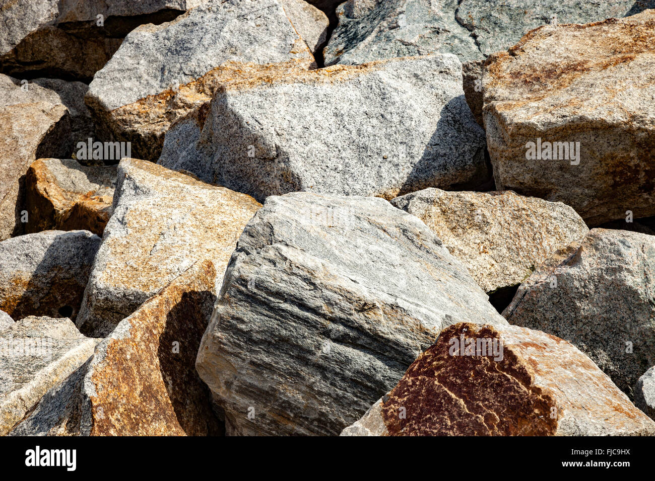 Nahaufnahme von riesigen Felsen dam Küste Seehafen. Stockfoto