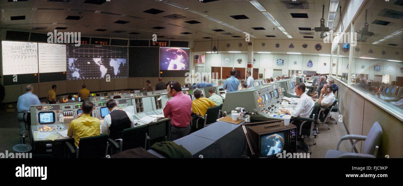 Gesamtansicht der Tätigkeit in der Mission Operations Control Room im Mission Control Center während der Apollo-14-Umsetzung und Docking-Manöver 31. Januar 1971 in Cape Canaveral, Florida. Stockfoto