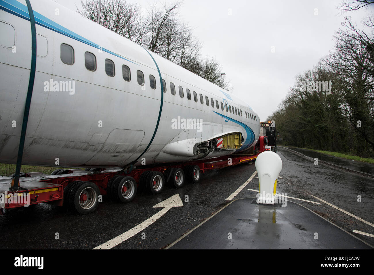 Koch Tieflader Transportwagen nehmen eine abnorme Belastung, bestehend aus eines Boeing 737-500 Airliner Rumpfs entlang der Straße A419 Stockfoto