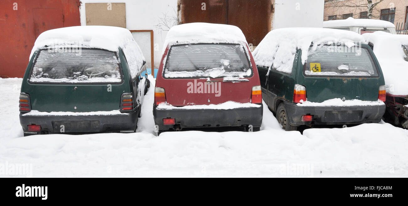 alte Autos, die mit Schnee bedeckt Stockfoto