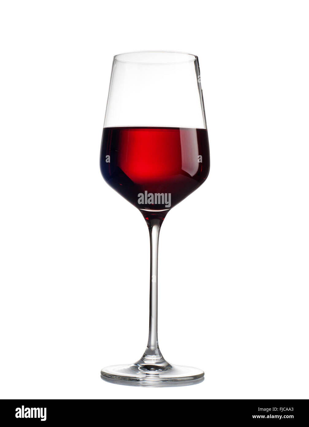 Rotwein in einem Glas isoliert auf weißem Hintergrund Stockfoto