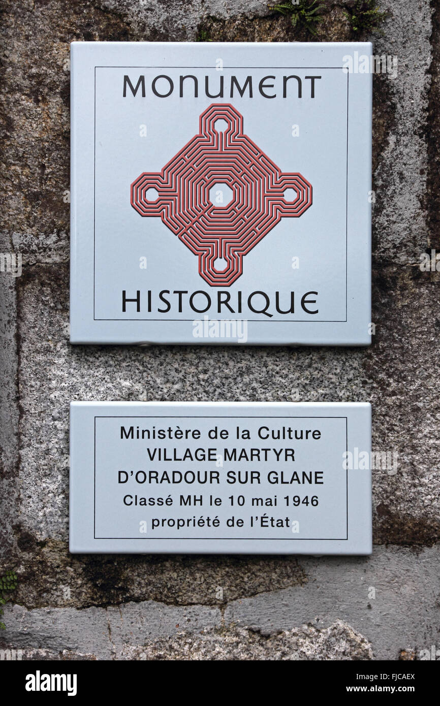 National Historic Monument Schild am Eingang zum Oradour-Sur-Glane, Schauplatz der deutschen Massaker der französischen Dorfbewohner am 10. Juni 1944 Stockfoto