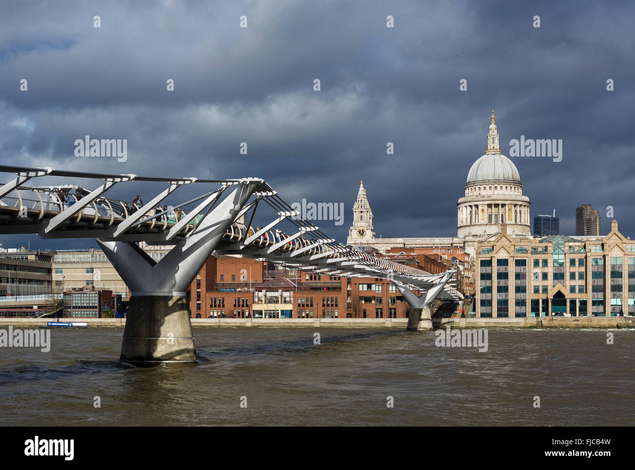 Blick auf Millennium Bridge und die Themse mit Blick auf St. Pauls Cathedral, London, England, UK Stockfoto